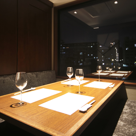那珂川の夜景を眺めながらお食事を楽しめる4名様個室（2部屋）